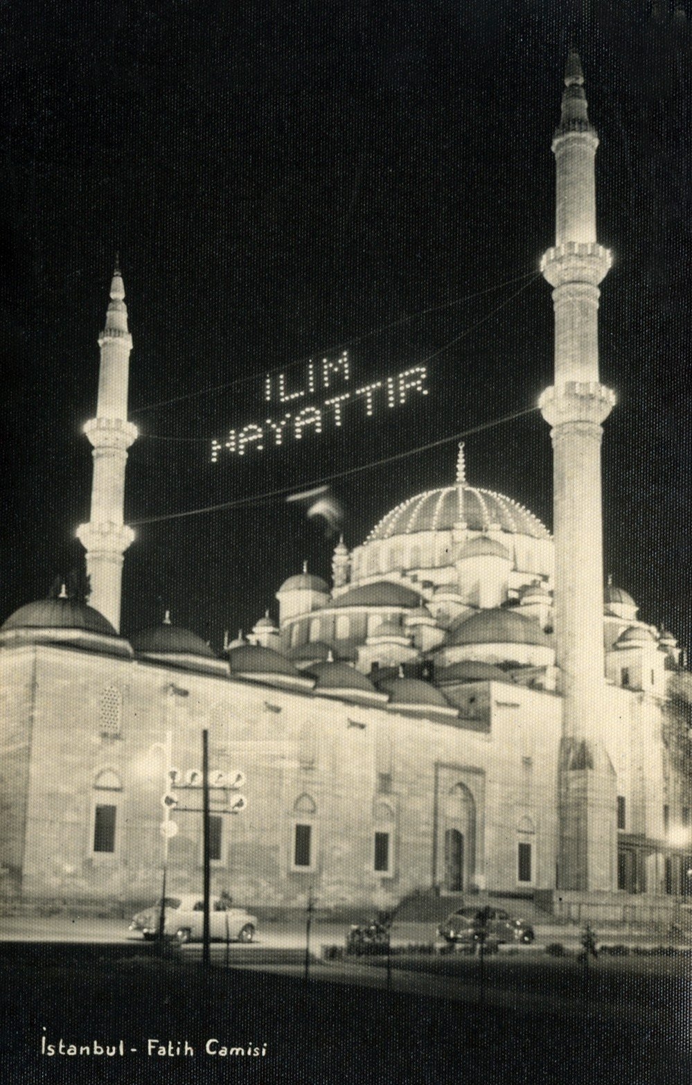 1950’li yıllarda Fâtih Camii’nde kurulan“İlim Hayattır” mahyası(K. Yusuf Ünal koleksiyonu)