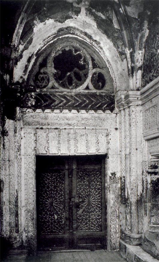 Gotik üslûbunda mimari özellikler taşıyan Niğde Sungur Bey Camii doğu kapısı