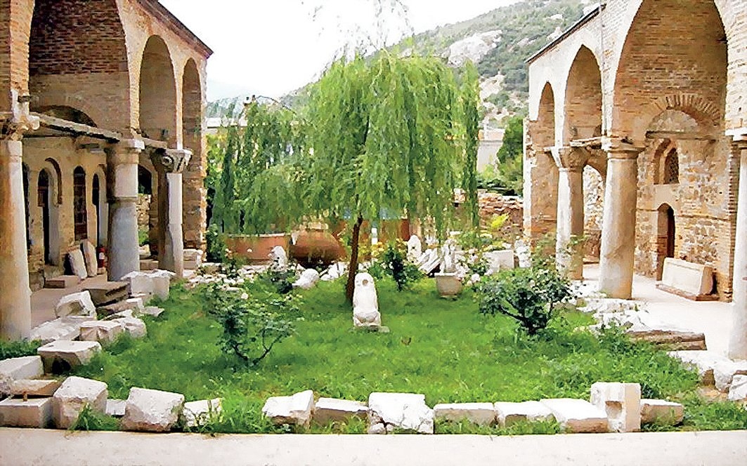 Taşmedrese’nin avlusundan bir görünüş