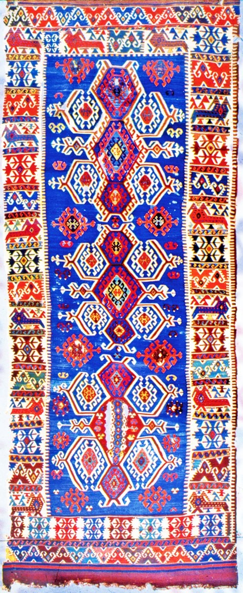 Konya yöresinde dokunmuş, bereket, eli belinde, kaz ayağı, koç motifleri taşıyan XIX. yüzyıla ait kilim (İstanbul Vakıflar Halı ve Kilim Müzesi)