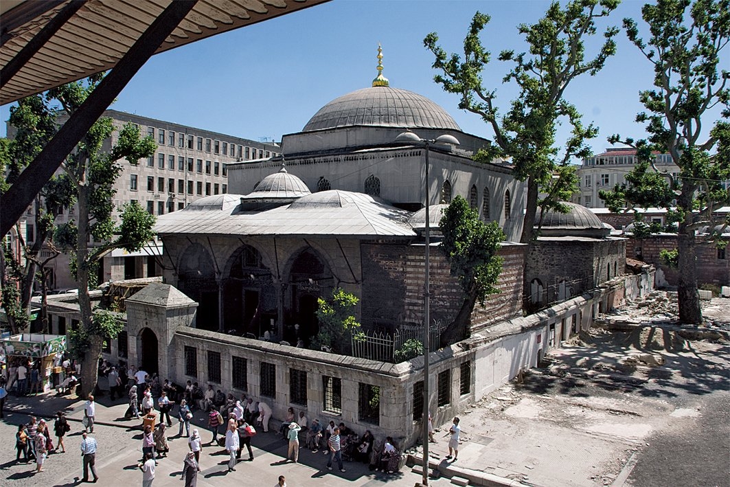 Eminönü’nde Turhan Sultan Türbesi – Fatih/İstanbul