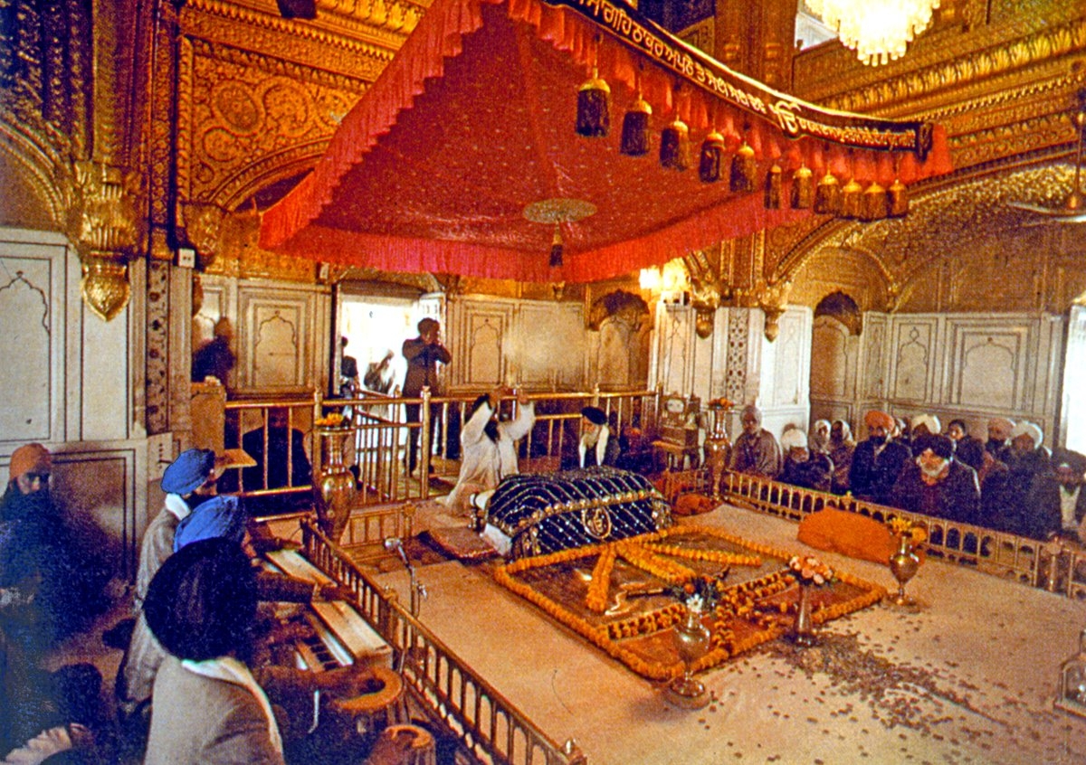 Hindistan’da Sih dininin ibadet merkezi Altın Tapınak’ın içi