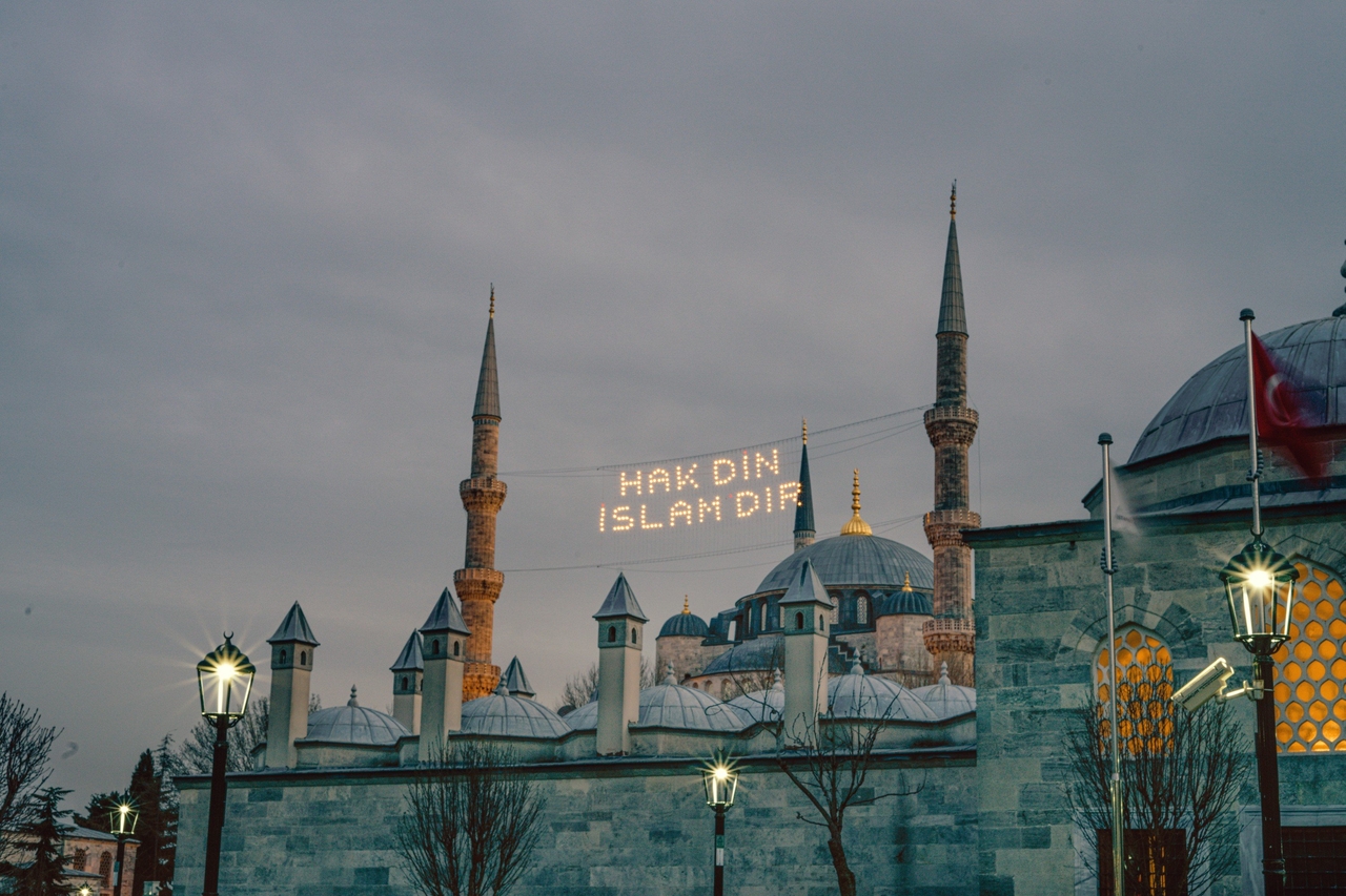 2022 yılı Ramazan ayında Sultan Ahmed Camii’nde kurulan bir mahya (Fotoğraf: Sercan Samancı)