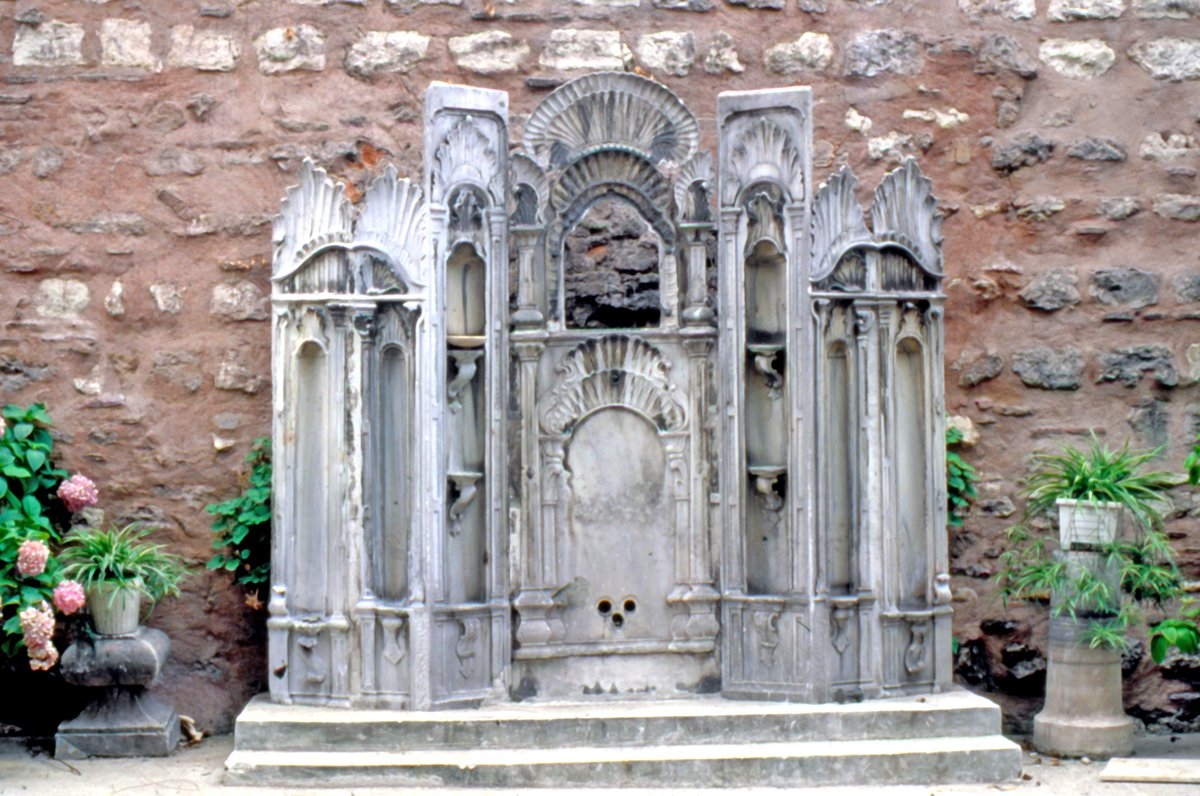 Hamidiye Medresesi’nin arka bahçesinde barok üslûbunda yapılmış mermer çeşme