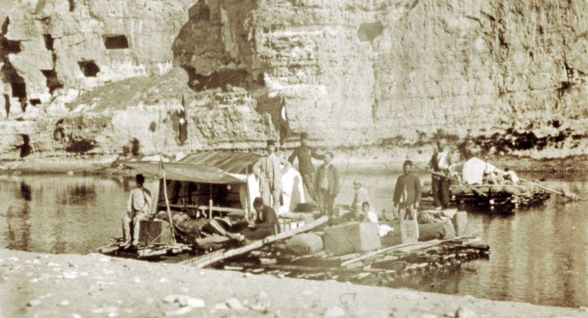 Dicle nehri üzerinde hareket eden kelekleri gösteren XIX. yüzyıl sonlarına ait bir fotoğraf (İÜ Ktp., Albüm, nr. 90478)