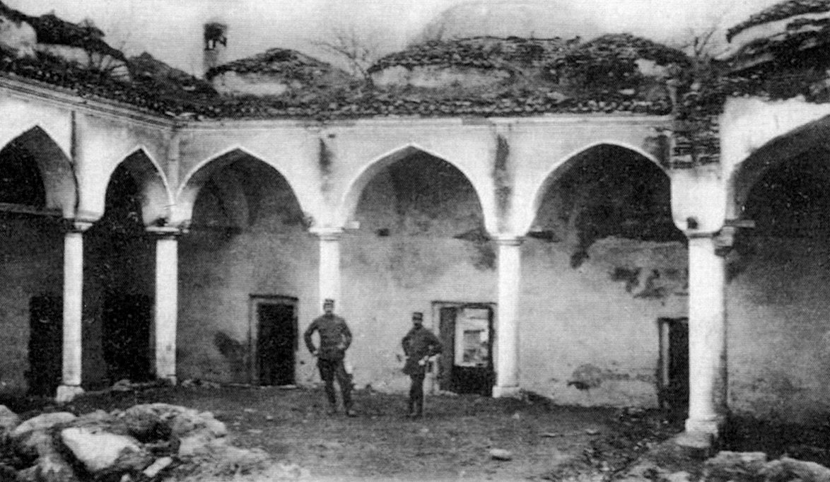 Yenice-i Vardar’daki Evrenosoğlu Ahmed Bey Medresesi’nin avlusunu gösteren bir kartpostal (Nezih Başgelen koleksiyonu)