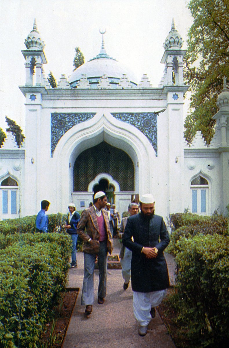 Londra’nın güneyindeki Surrey’e bağlı Woking kasabasında bulunan Şah Cihan Camii – İngiltere