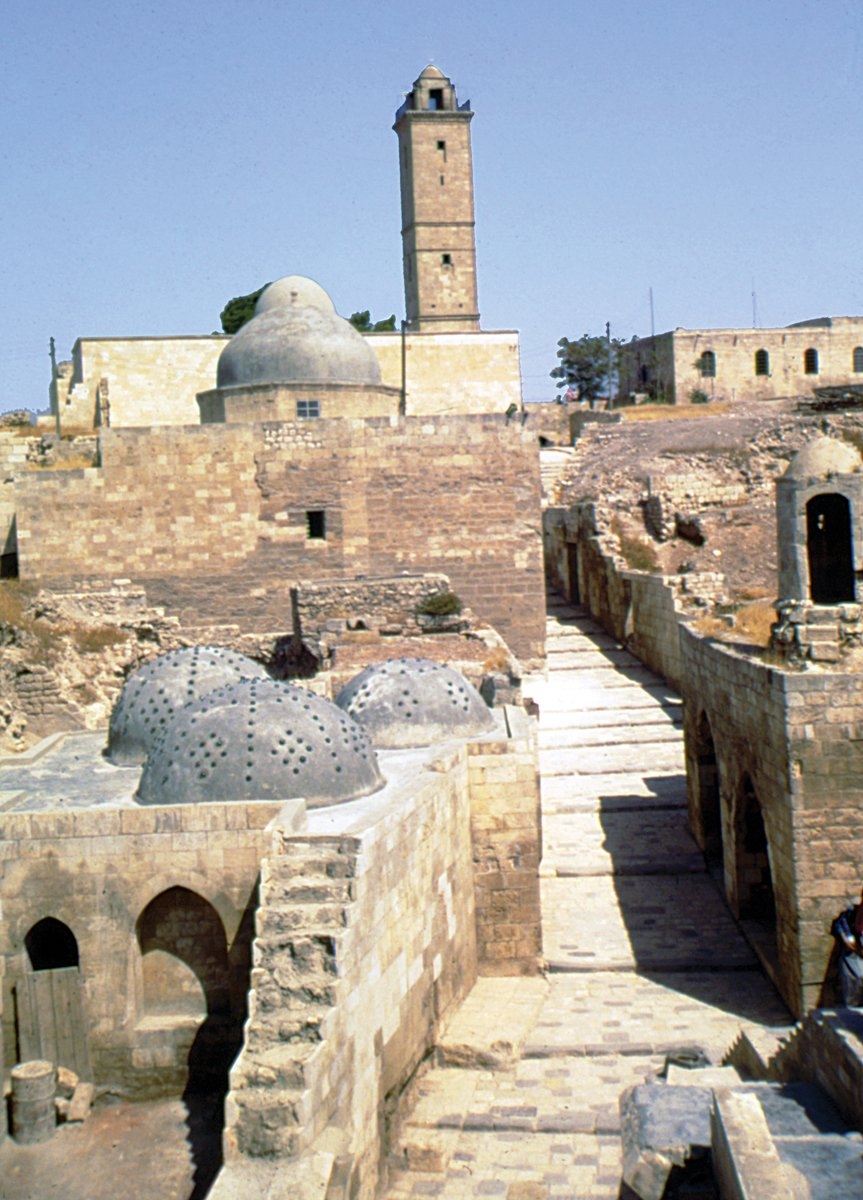 Halep Kalesi’ndeki cami ve hamam