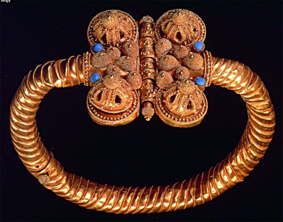 XI. yüzyılın ilk yarısına ait granüle, telkâri ve turkuvazla işlenmiş İran işi altın bilezik (Washington Freer Gallery of Art, nr. 58.6)