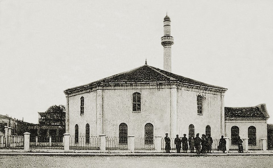 Eski bir kartpostalda 1920’li yıllarda yıkılan Aziziye Camii – Acara
