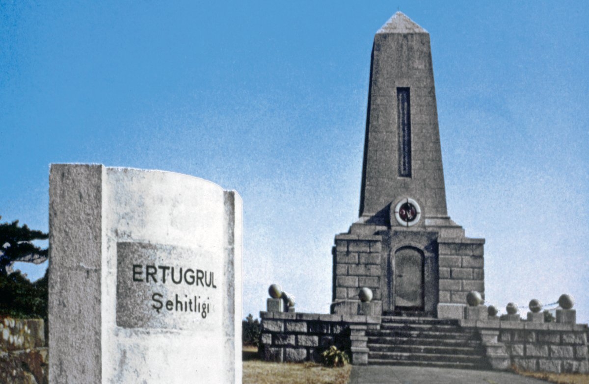 Ertuğrul gemisi şehitleri anısına dikilen âbide