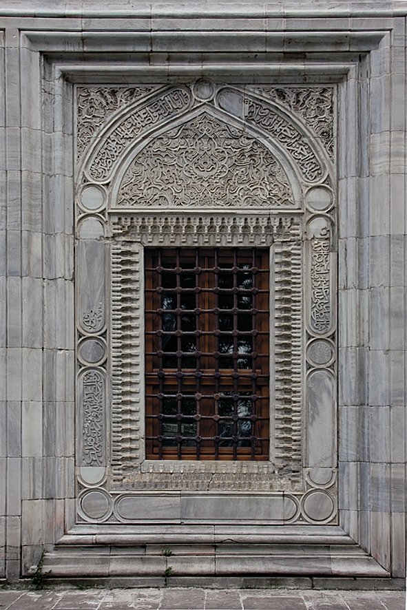 Yeşilcami’nin pencerelerinden birindeki taş işçiliği