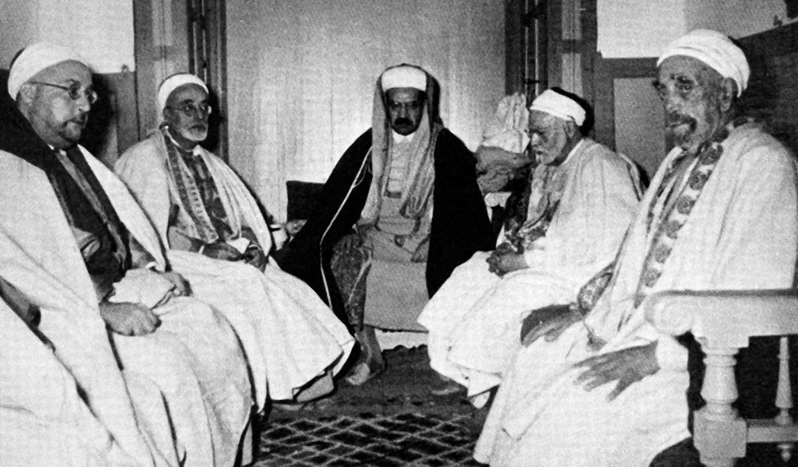 Muhammed Azîz Cuayt (sağdan ikinci), Zeytûne Camii imamı Mustafa Muhsin (ortada) ve diğer bazı âlimlerle birlikte