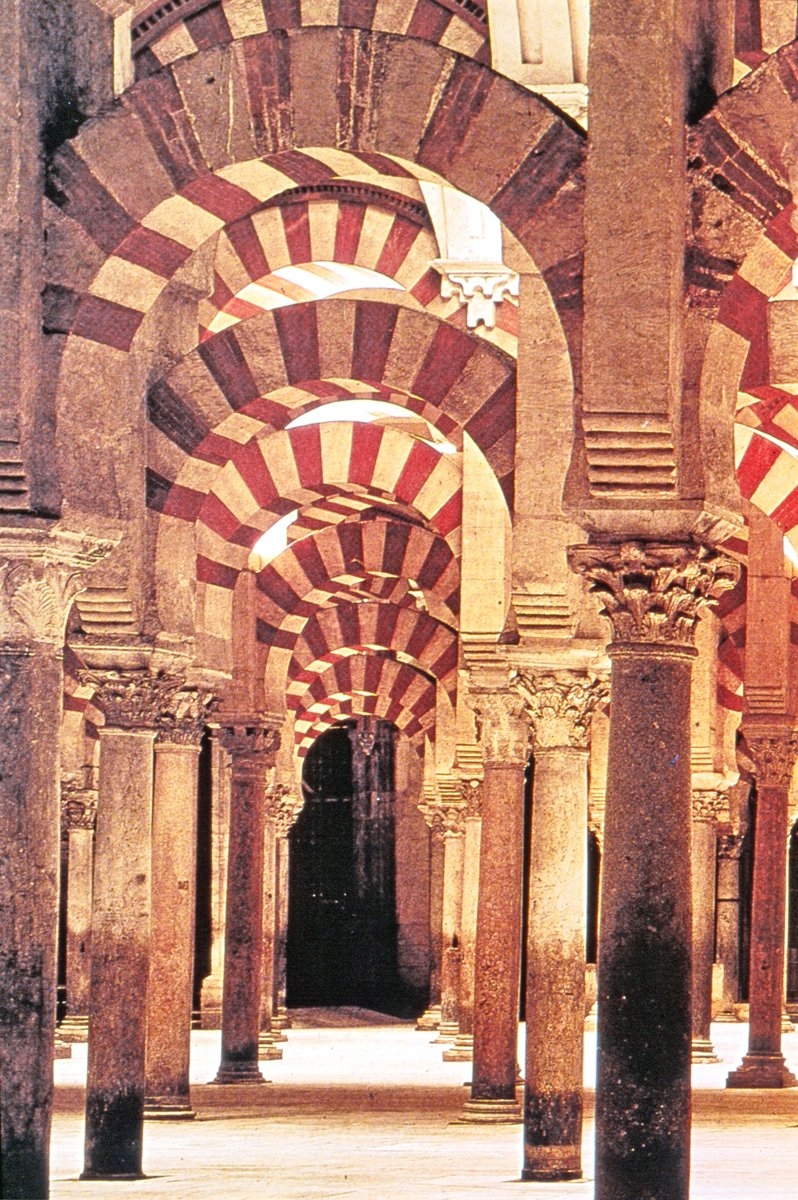 Kurtuba Ulucamii’nin içinden bir görünüş – İspanya