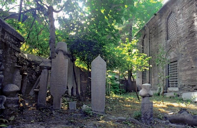 Balat Camii’nin doğu kısmında yer alan hazîresi