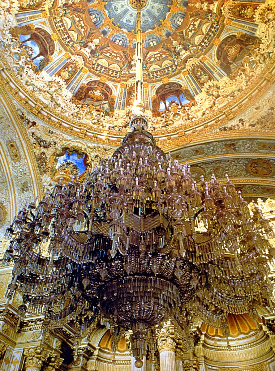 Dolmabahçe Sarayı Muayede Salonu’nunkristal avizesi