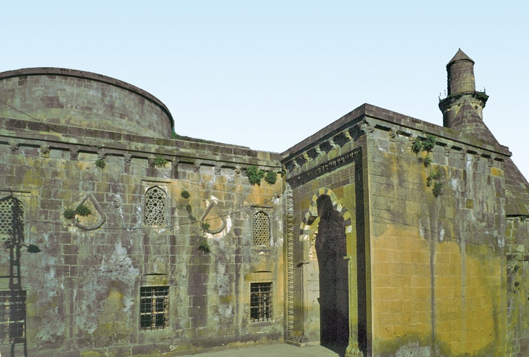 Şerefiye Camii’nin doğu duvarı ile taçkapısının birleştiği köşeden bir detay