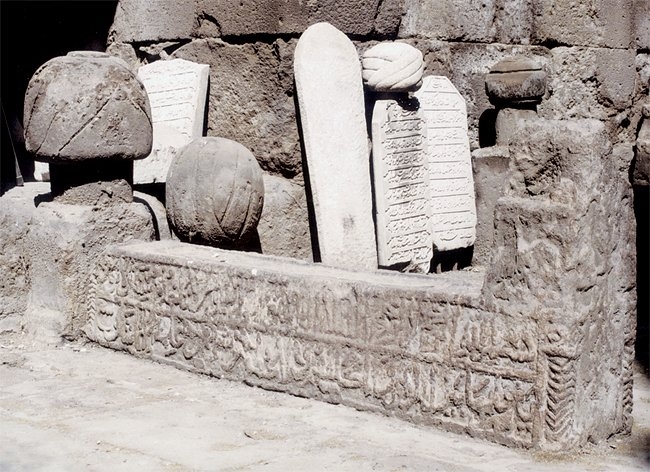 Hacı Torun Efendi’nin Huand Hatun Camii girişindeki mezarı – Kayseri