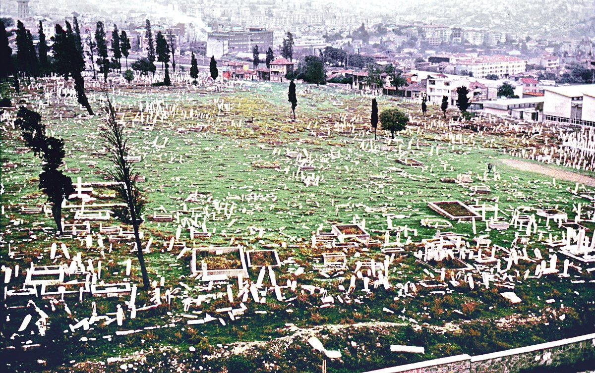 Edirnekapı Mezarlığı’ndan 1979 yılına ait bir fotoğraf (N. İşli fotoğraf arşivi)