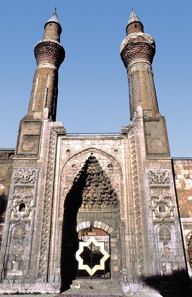 Sivas Gökmedrese’nin taçkapısı ve minareleri