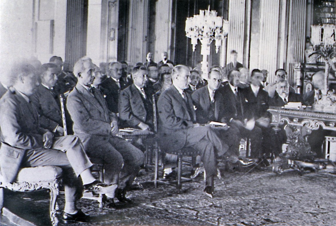 Mustafa Kemal Atatürk Dolmabahçe Sarayı’nda düzenlenen yeni harflerle ilgili toplantıyı izlerken