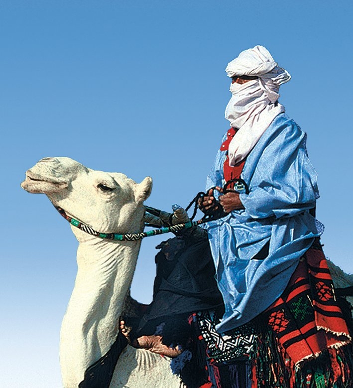 Kuzey Afrika’da lisâm ile başını örtmüş bir Tevârik