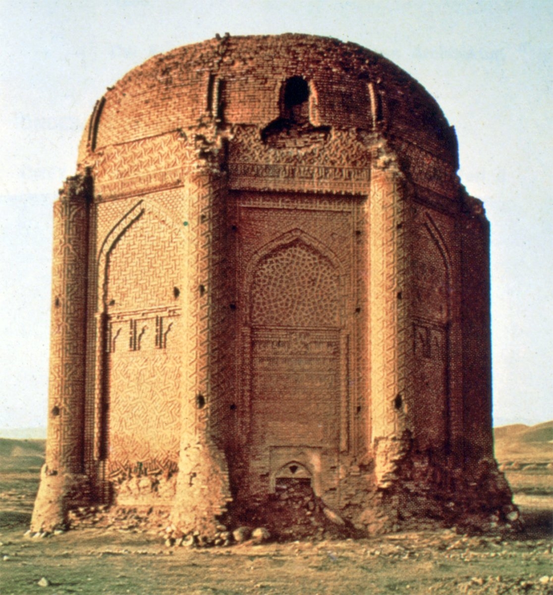 Kazvin-Hemedan arasındakiHarakān kümbetlerinden biri