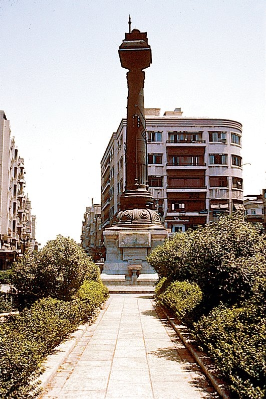 Şam’ın Merce Meydanı’nda tepesinde Yıldız Hamidiye Camii’nin maketinin bulunduğu anıt sütun
