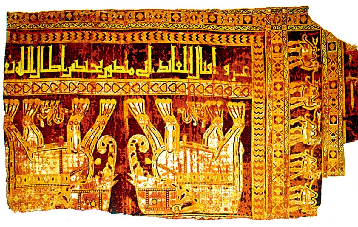 Horasan’da dokunmuş X. yüzyıla ait ipek kumaş parçası (Paris Louvre Müzesi, nr. 7502)