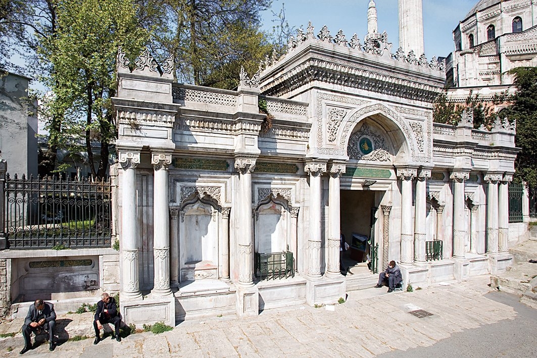 Pertevniyal Vâlide Sultan Külliyesi avlu kapısı ile birlikte düzenlenmiş âbidevî çeşme