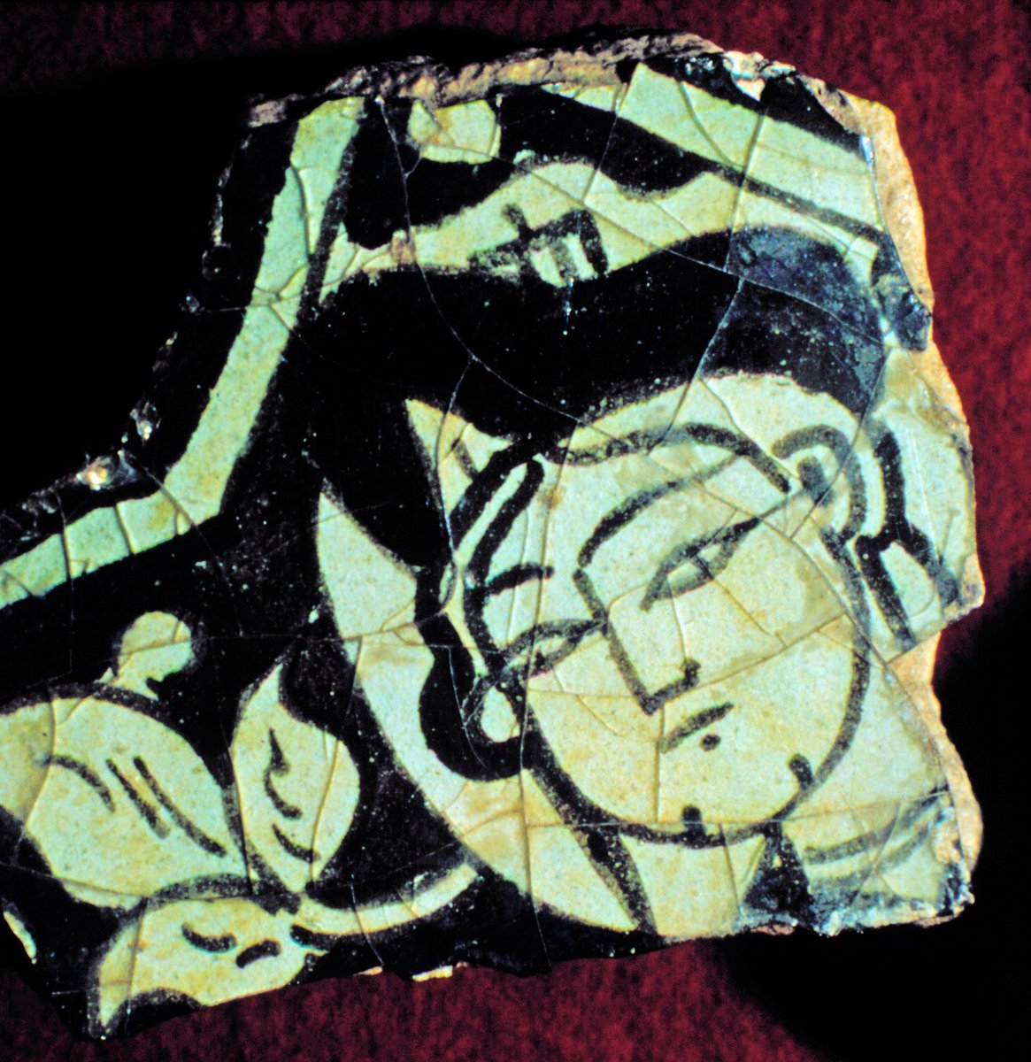 Konya Karatay Medresesi Çini Eserleri Müzesi’nde Kubâdâbâd Sarayı çinilerinden insan figürlü parça (Envanter nr. 1710)