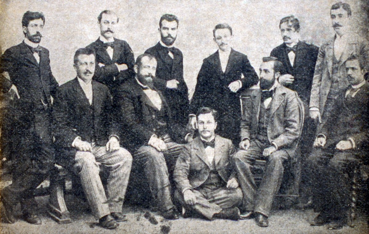 Cenevre’de faaliyet gösteren Jön Türkler grubu. Soldan sağa ayaktakiler: İshak Sükûti, Serâceddin Bey, Tunalı Hilmi, Âkil Muhtar, Mithat Şükrü, Emin Bey. Oturanlar: Eski Berlin Konsolosu Lutfi Bey, Doktor Şefik Bey, Nûri Ahmed, Doktor Reşîd, Münif Bey