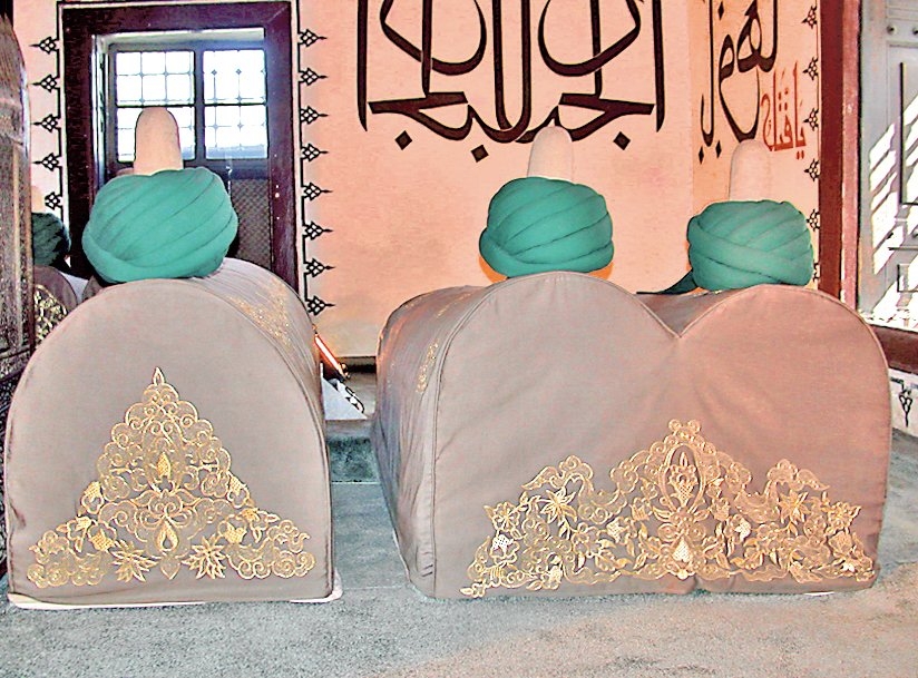 Ferîdûn-i Sipehsâlâr’ın sandukasıyla (solda) Mevlânâ Celâleddîn-i Rûmî ve oğlu Sultan Veled’in sandukaları