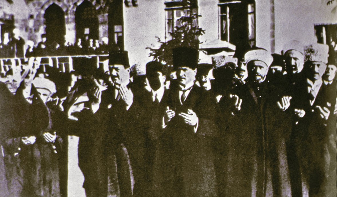 Mustafa Kemal Atatürk Büyük Millet Meclisi’nin açılışında heyetle birlikte dua ederken