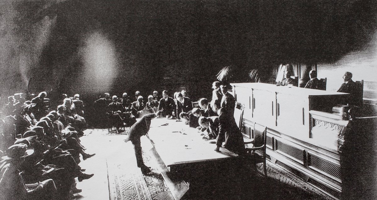 Lozan Antlaşması’nın imza törenini gösteren bir fotoğraf (İnönü Vakfı fotoğraf koleksiyonu)