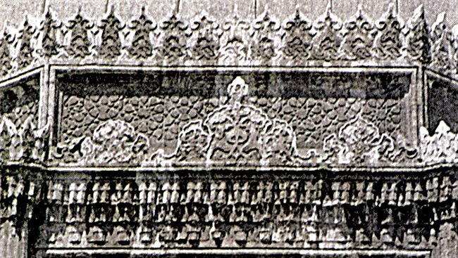 Hüsrev Paşa Türbesi’nin kubbe saçağındaki taş süslemelerinden bir detay