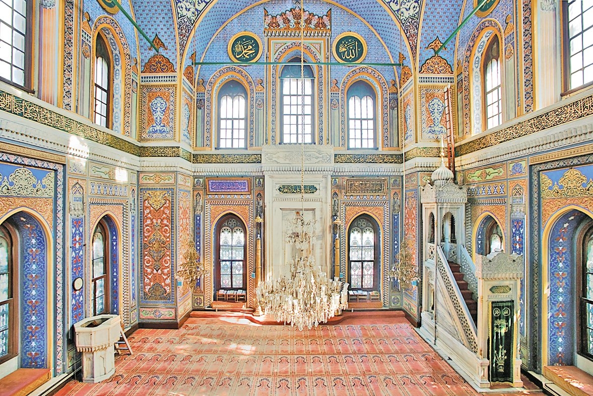 Pertevniyal Vâlide Sultan Camii hariminden bir görünüş