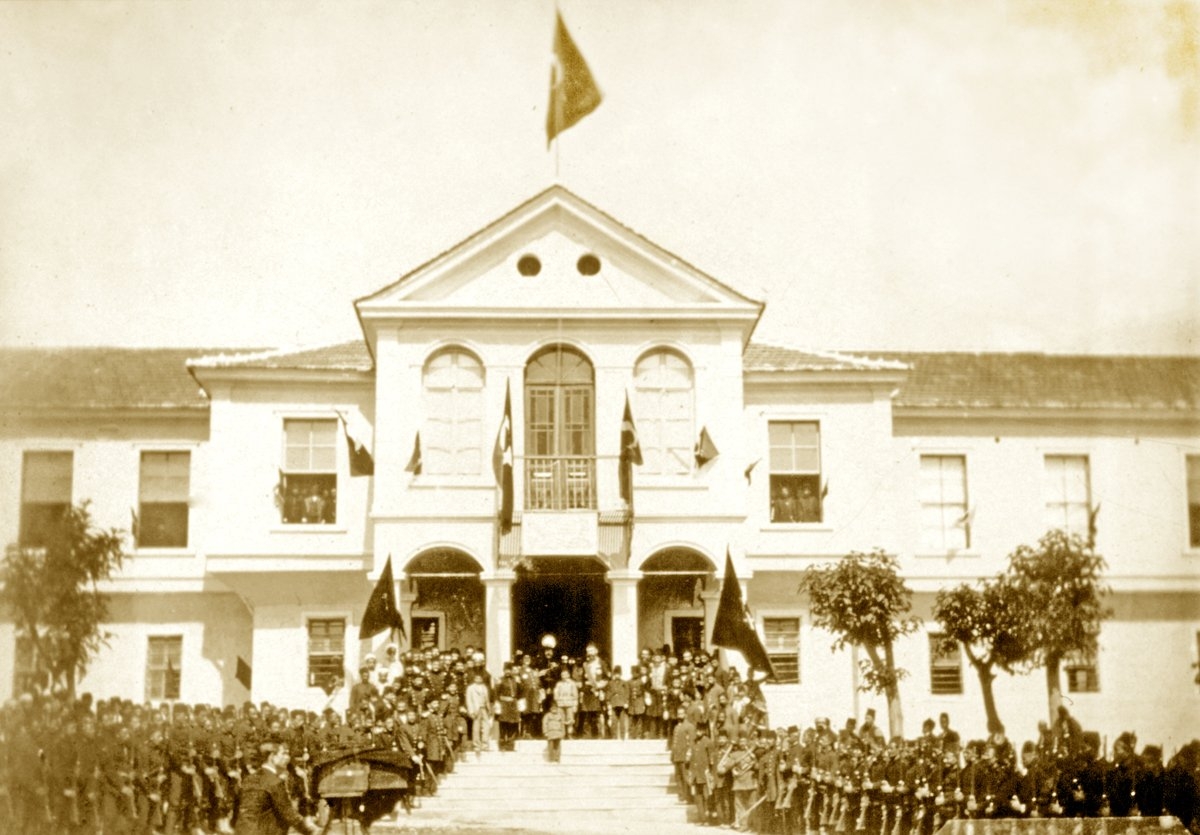 Drama’da hükümet konağı önünde yapılan bir töreni gösteren fotoğraf (BA, Rumeli Müfettişliği Tasnifi, müteferrik evrak, dosya nr. 1, sıra nr. 38)