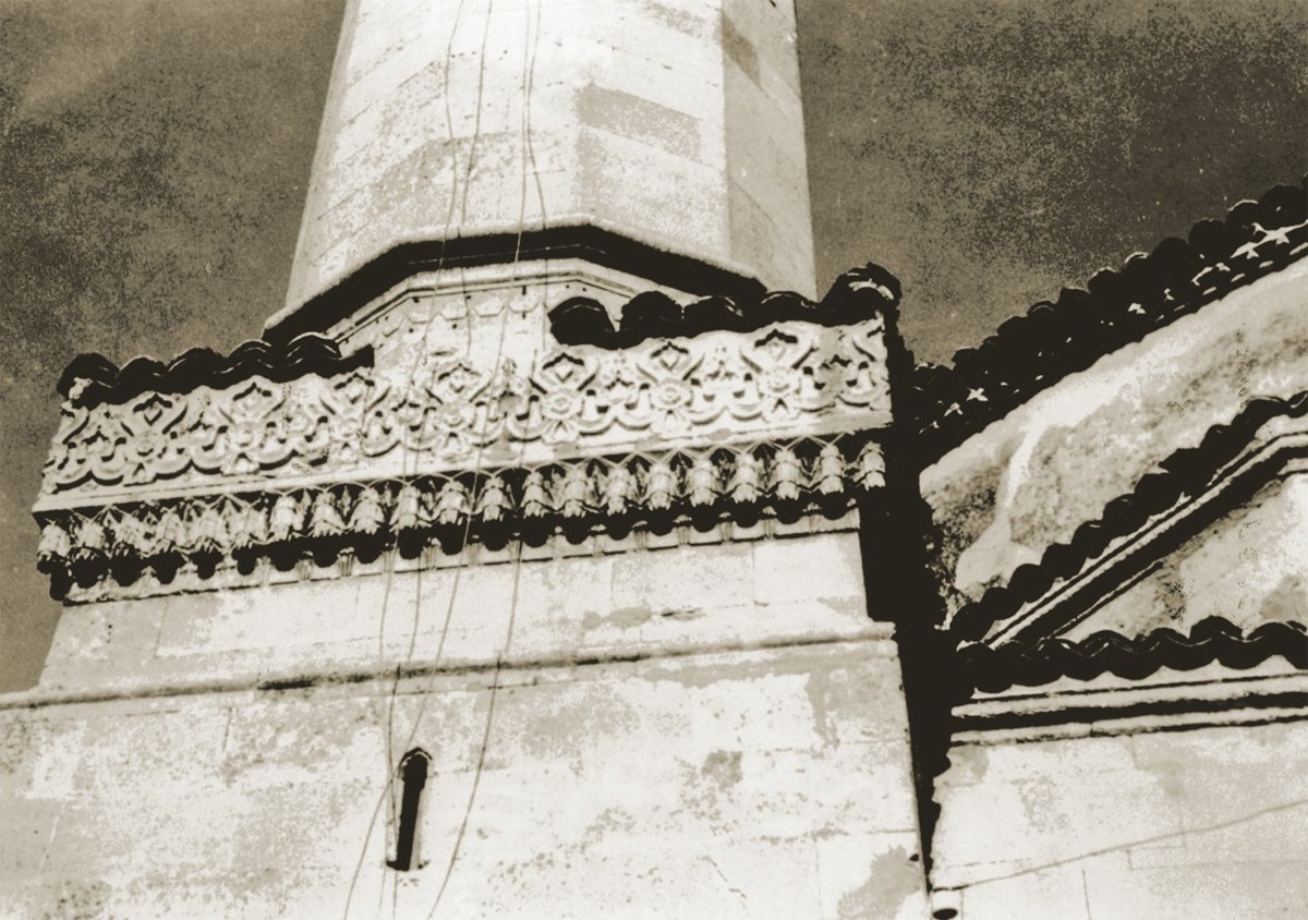 İbrâhim Paşa Camii’nin minare kaidesindeki taş süsleme