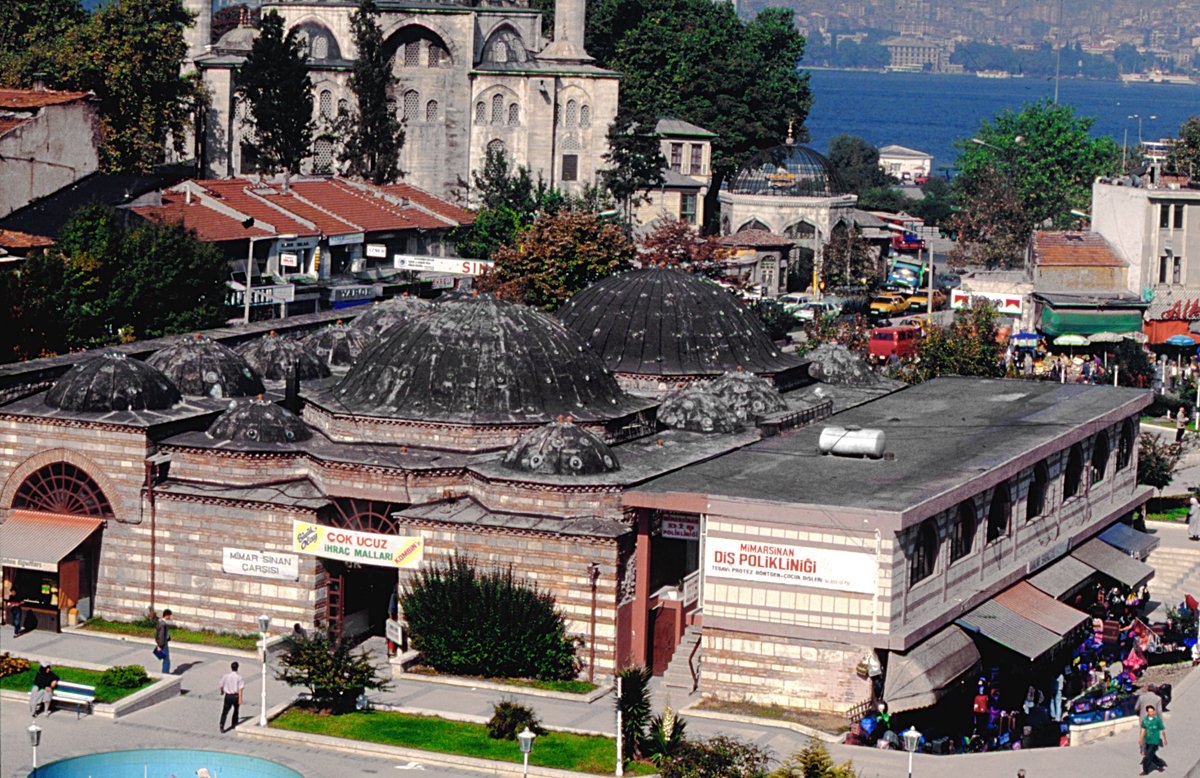 Günümüzde çarşı olarak kullanılan Büyük Hamam – Üsküdar/İstanbul