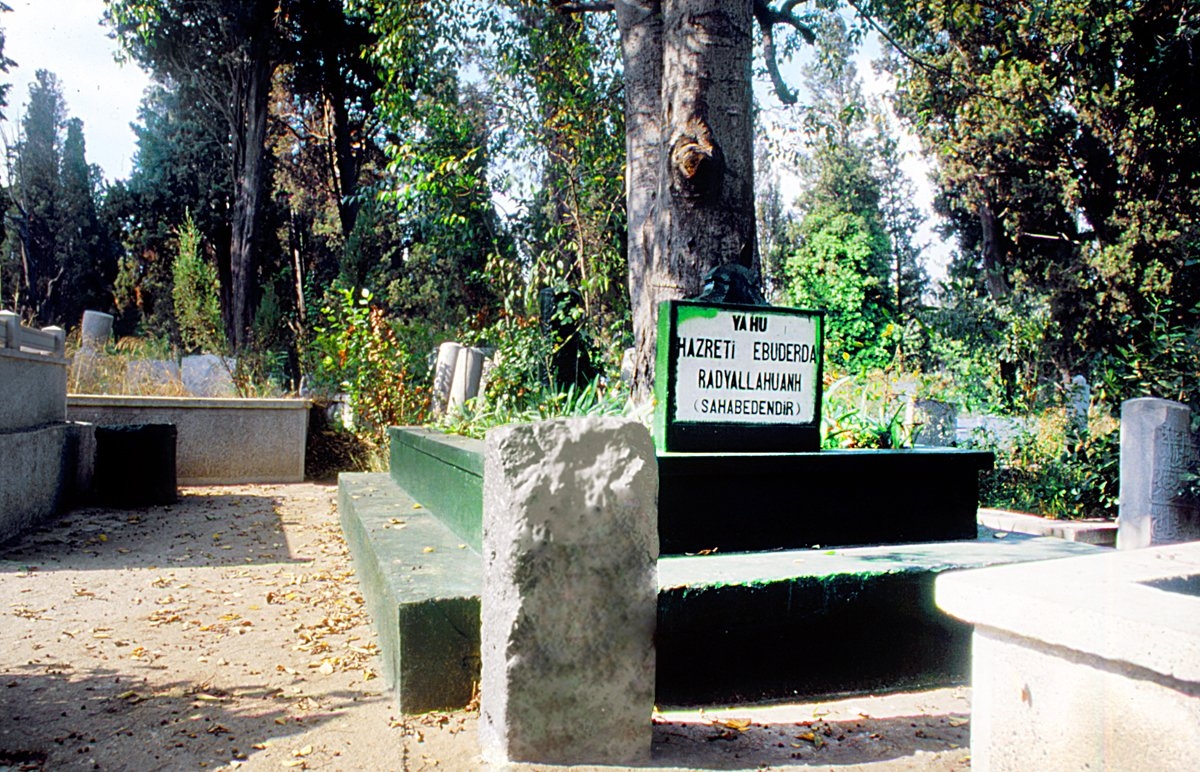 Ebü’d-Derdâ’nın Karacaahmet Mezarlığı’ndaki makam kabri – Üsküdar/İstanbul