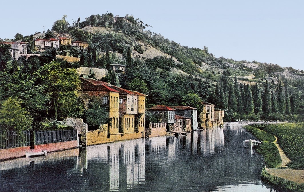 Göksu deresinin kenarındaki yalıları gösteren XX. yüzyıl başına ait bir kartpostal