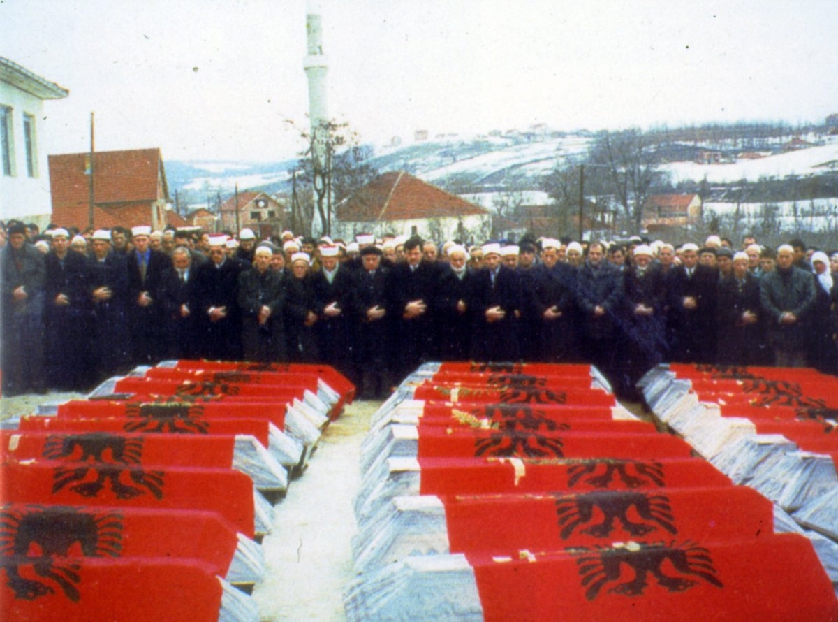 15 Ocak 1999’da Reçak’taki (Kosova) katliamdan sonra kılınan toplu cenaze namazı
