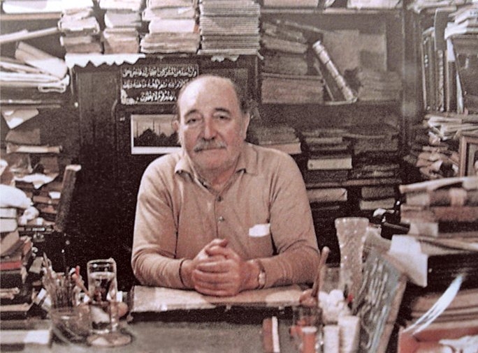 Muzaffer Ozak sahaf dükkanında