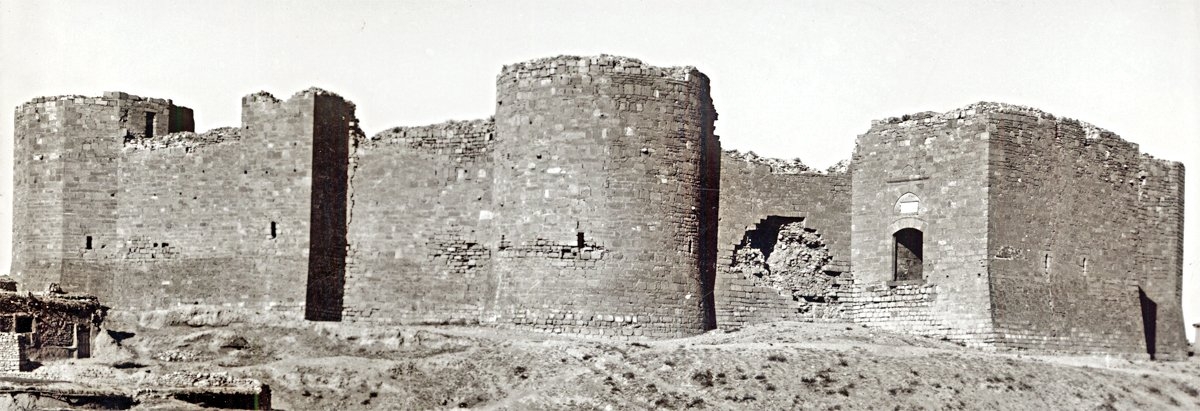 Karaman Kalesi’nin beden duvarı ve burçlarından bir bölüm