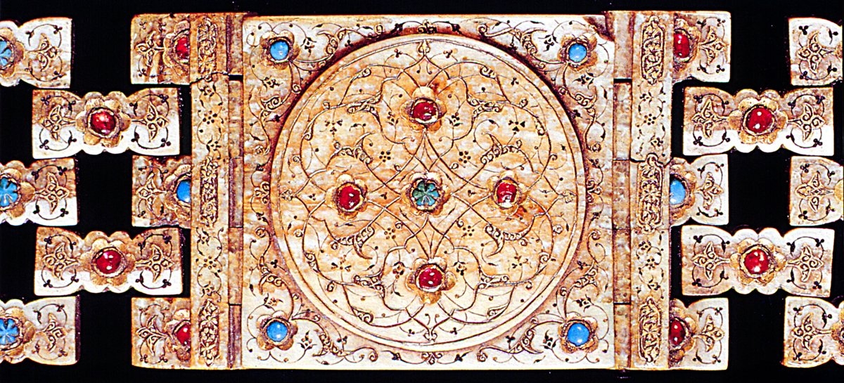 XVI. yüzyıl sonlarına ait fildişi kemer tokası (Türk ve İslâm Eserleri Müzesi, Envanter nr. 482)