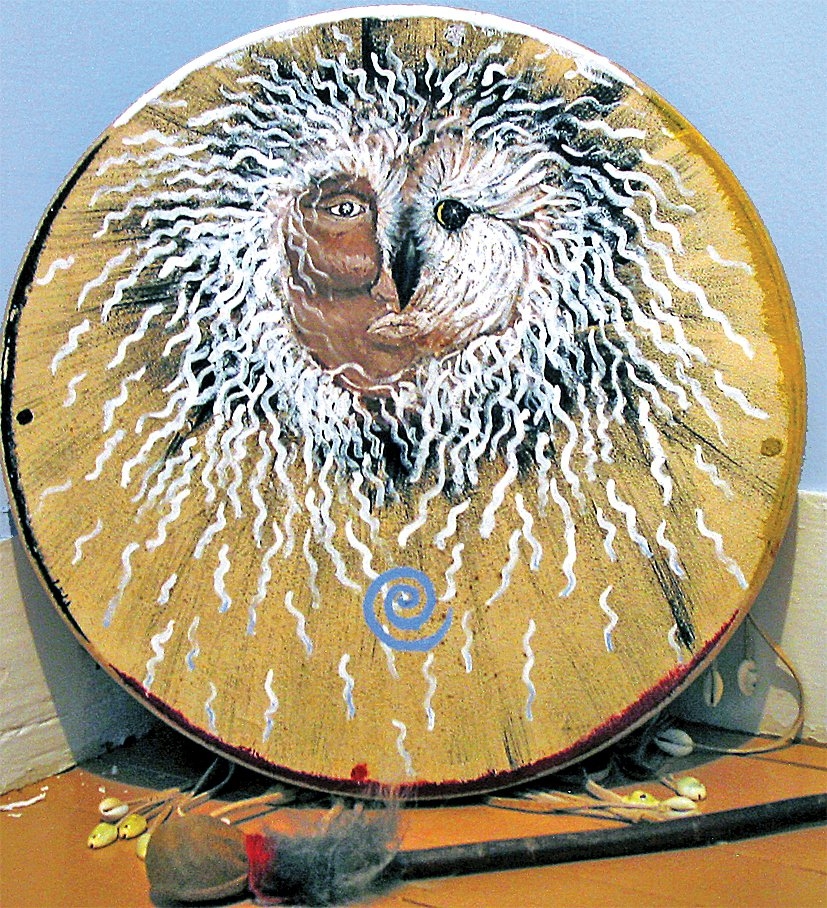 Derisinin üzeri resimlenmiş bir şaman davulu(çaluu = tüngür)