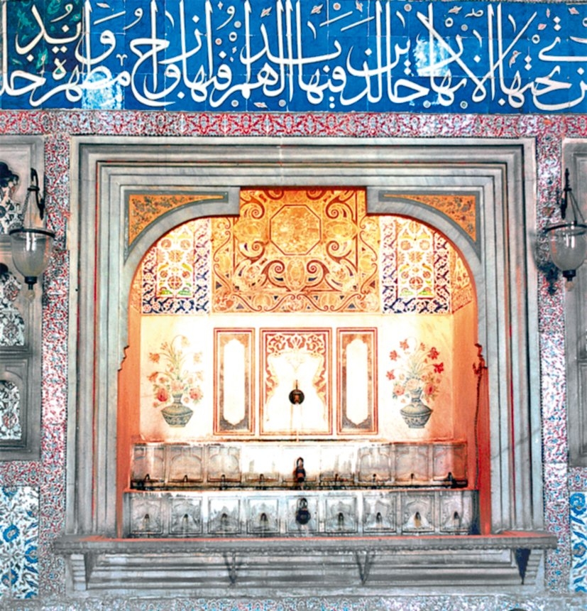 Topkapı Sarayı’nın Sultan III. Murad Köşkü’ndeklasik üslûpta yapılmış basamaklı selsebil