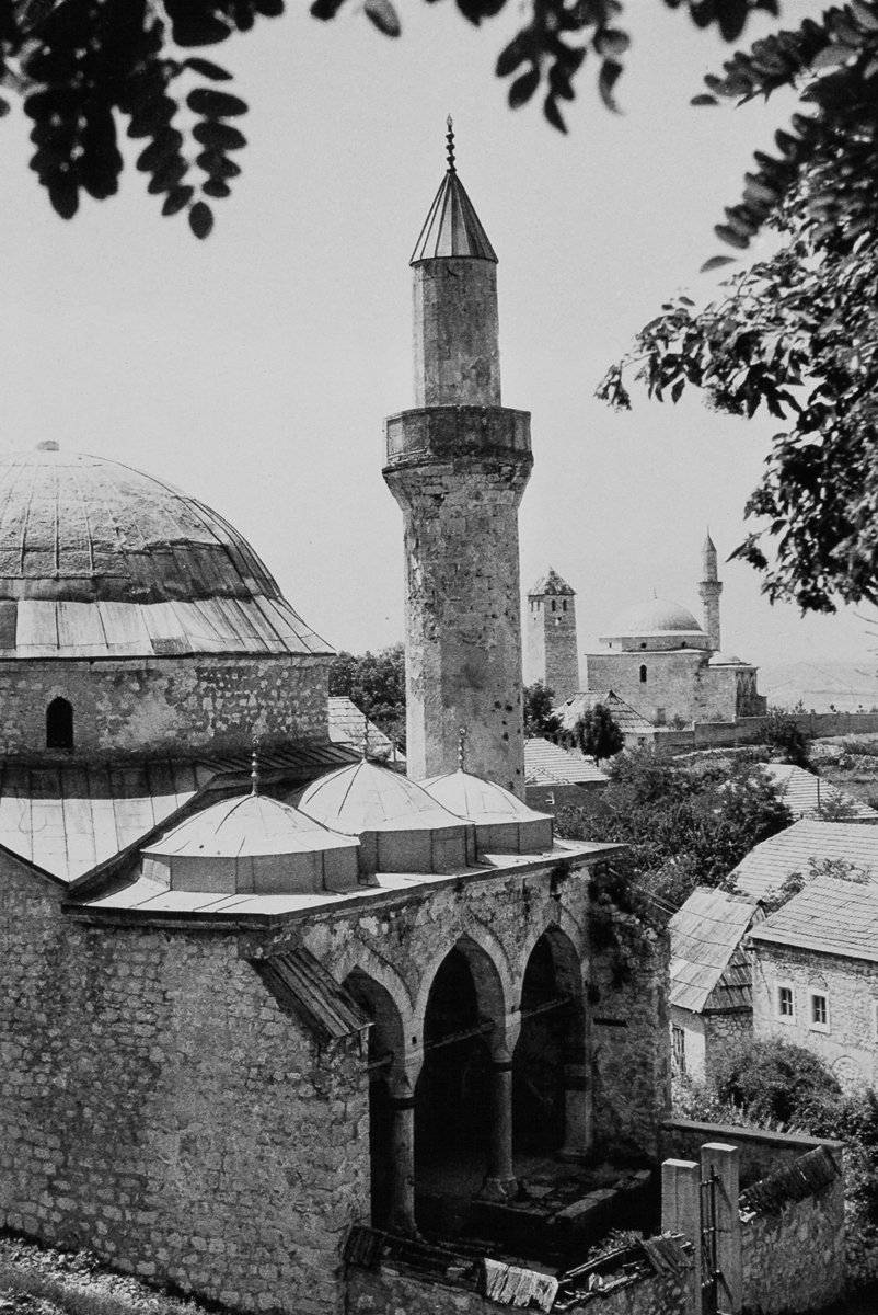 Livno’da Bâlî Ağa Camii ile arka planda Glavica Camii ve XVII. yüzyıla ait saat kulesi – Bosna-Hersek