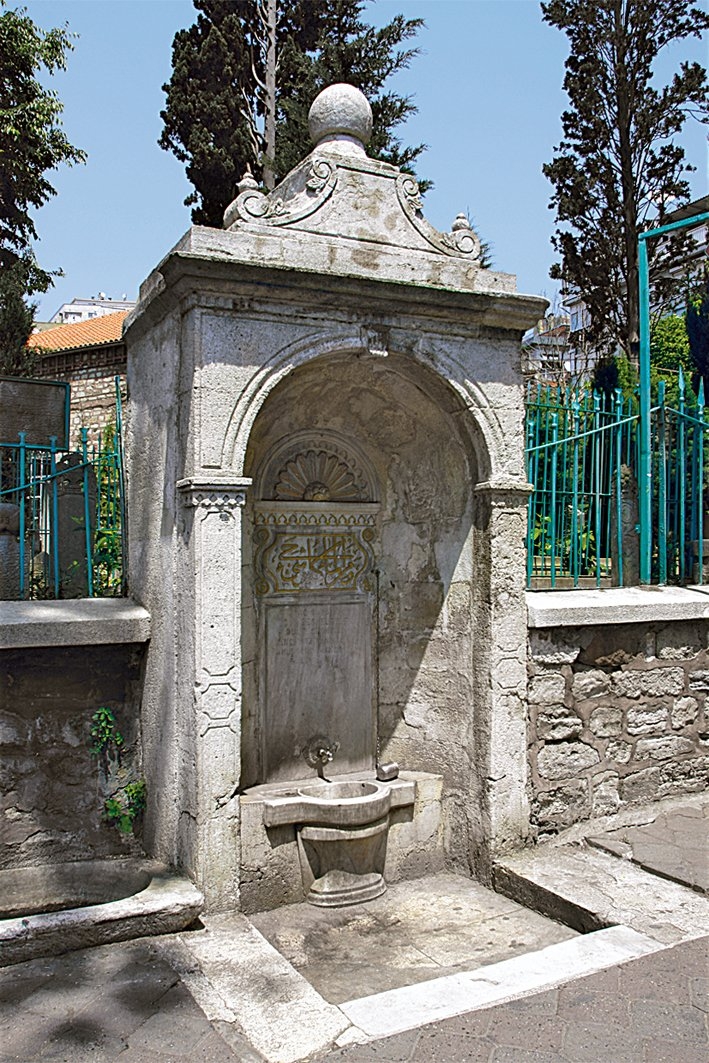 Şeyh Devâtî Camii’nin avlu duvarına bitişik kitâbesiz çeşme